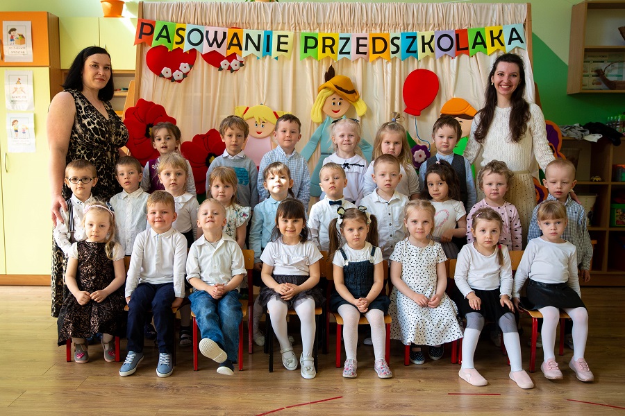 Grupowe zdjęcie Wróbelków wraz z wychowawczyniami.