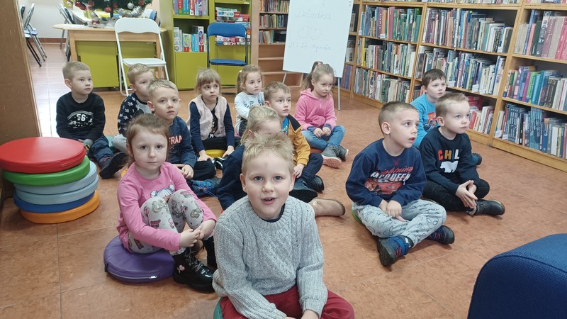 Grupa przedszkolaków na zajęciach w bibliotece