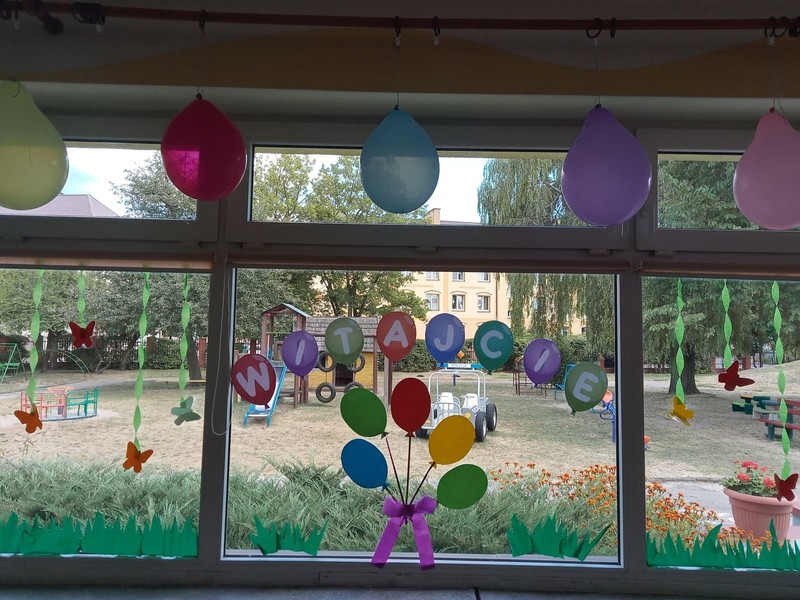 udekorowane okno przedszkzolne w balony