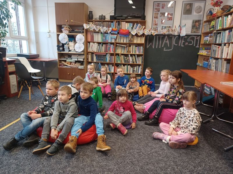 Dzieci w bibliotece szkolnej.