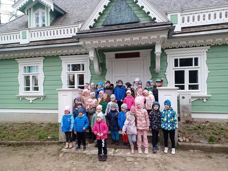 Grupa dzieci przed budynkiem Ośrodka Edukacji Przyrodniczej w Białowieży