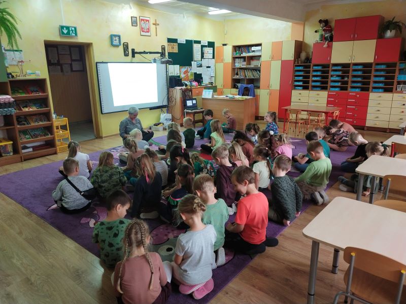 Dzieci w sali przedszkolnej.