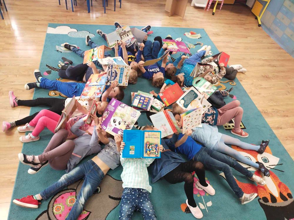 Dzieci z książkami na dywanie
