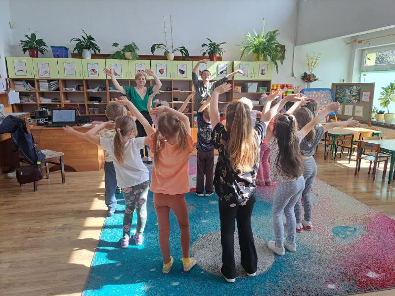 Dzieci i nauczycielki tańczą do piosenki.